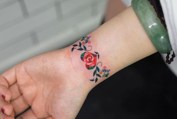 Tatouage Bracelet Fleurs Et Coeur Colorés
