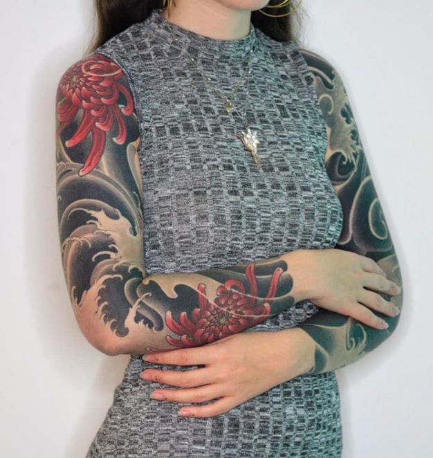 Tatouage Fleurs Rouges Avec Fond Gris Sur Le Bras