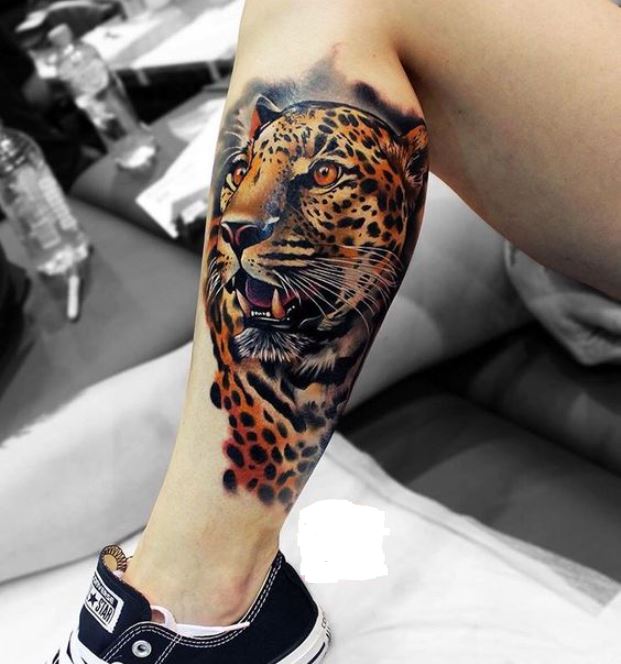 Tatouage Léopard Réaliste Sur Le Mollet