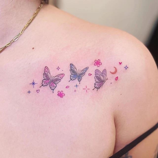 Tatouage Papillons, étoiles, Fleurs Et Coeurs Sur La Clavicule