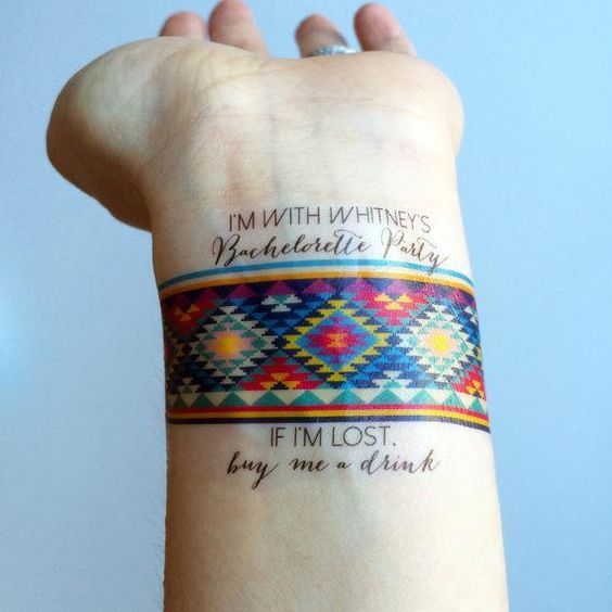 Tatouage Bracelet à Motif Géométrique Et Phrase Drole