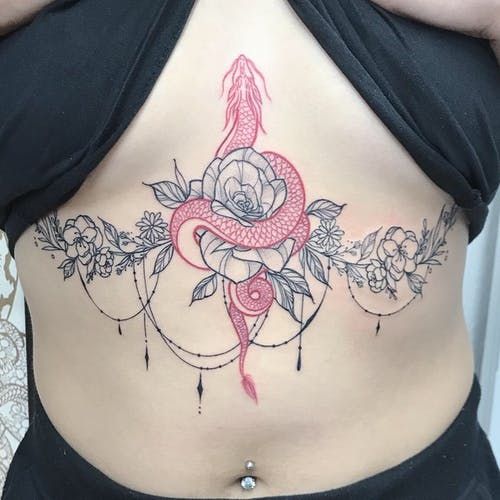 Tatouage Dragon à L'encre Rouge Et Fleurs Sur Le Sternum