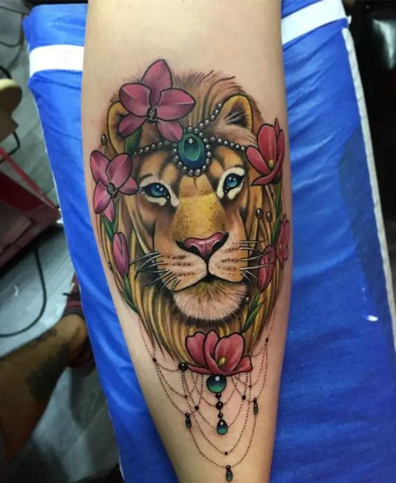 Tatouage Lion, Fleurs Et Bijoux En Couleur Sur Le Mollet