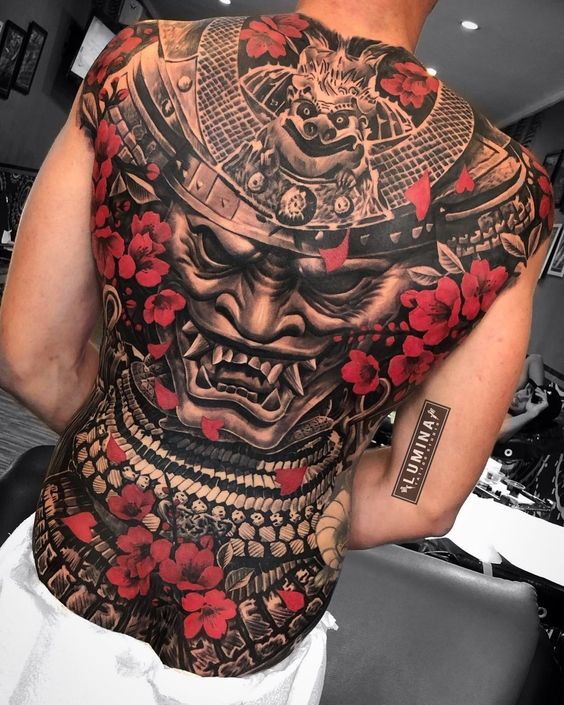 Tatouage Masque De Démon Et Fleurs De Cerisier Sur Le Dos