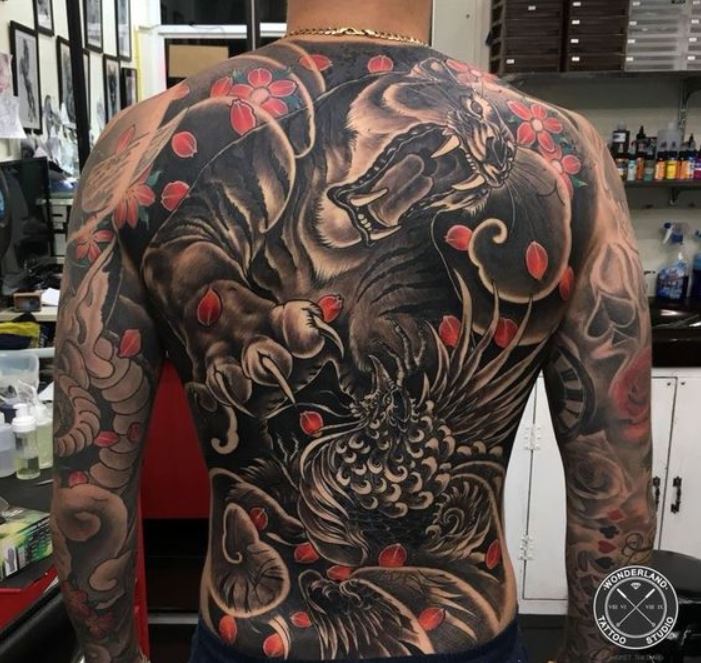 Tatouage Tigre Contre Phoenix Sur Le Dos