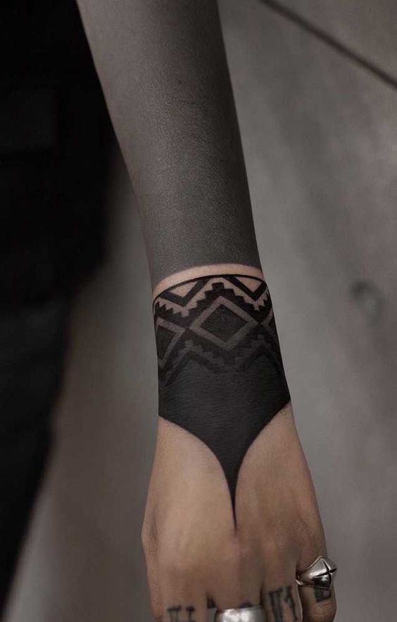 Tatouage Bracelet Black Work à Motif Géométrique