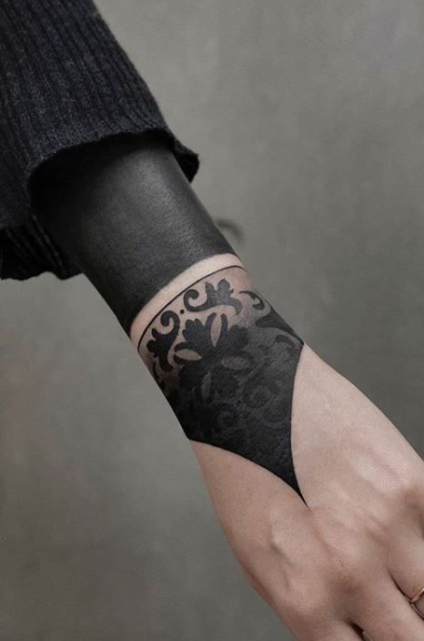 Tatouage Bracelet Black Work à Motif Floral