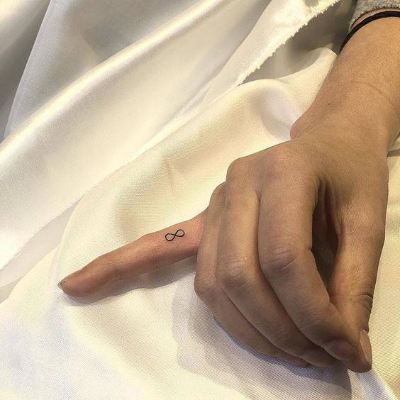 Tatouage Symbole Infini Discret Sur Le Doigt