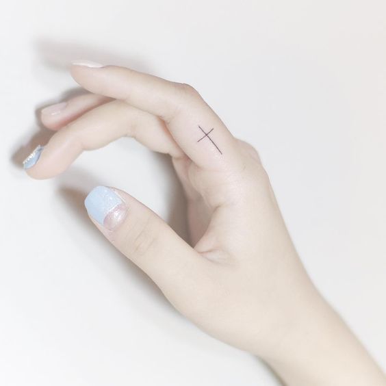 Tatouage Croix Discrète Sur Le Doigt