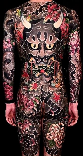 Tatouage Démon Noir Et Fleurs Sur Le Corps