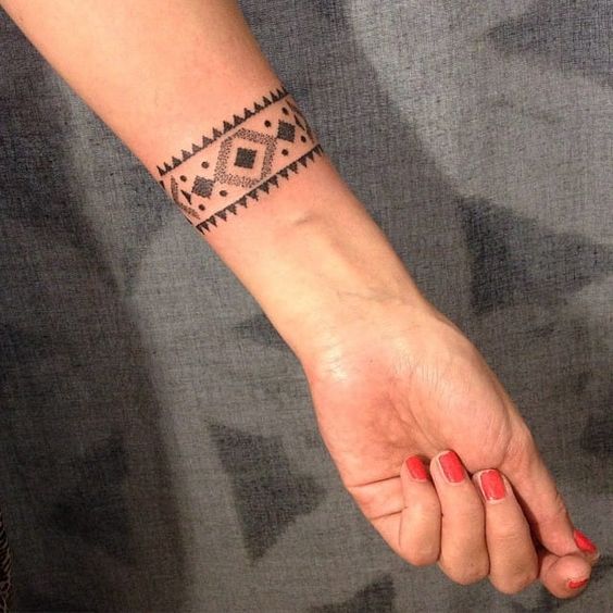Tatouage Bracelet Noire à Motif Géométrique Et Dotwork