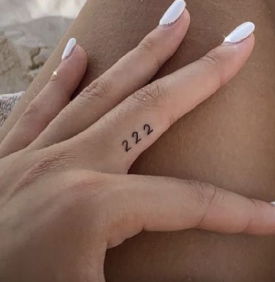 Tatouage Chiffres Discrets Sur Le Doigt