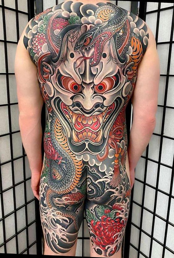 Tatouage Démon, Serpent Et Fleurs Sur Le Corps
