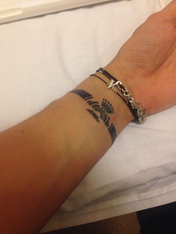 Tatouage Bracelet Noire à Motif Tribal
