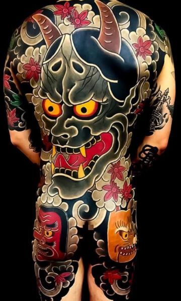 Tatouage Démon, Masques Et Fleurs Sur Le Corps