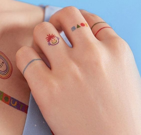 Tatouage Tête Et Formes Géométriques En Couleur Sur Le Doigt