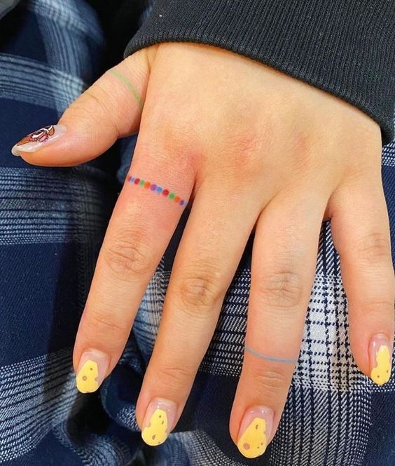 Tatouage Points Et Lignes Multicolores Sur Le Doigt