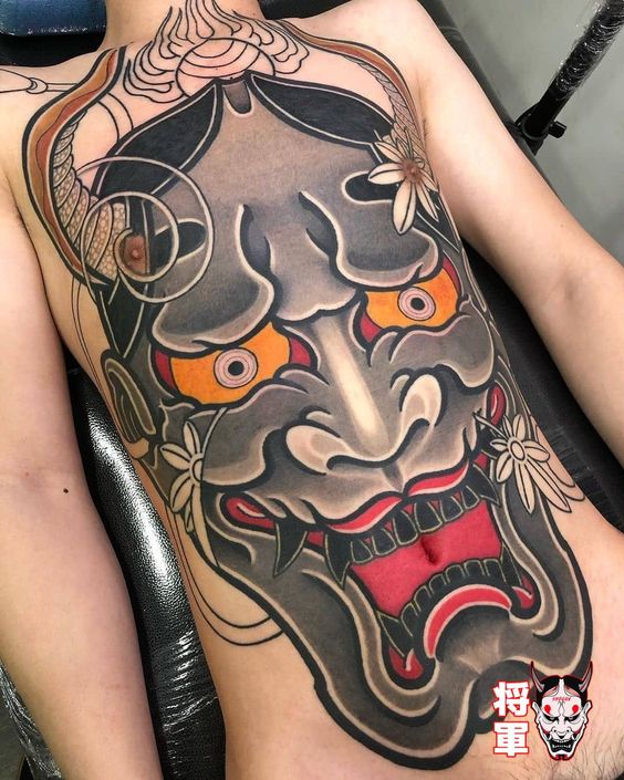 Tatouage Masque De Démon Gris Sur Le Ventre