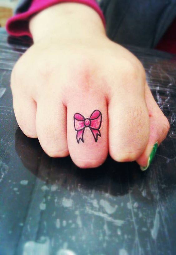 Tatouage Noeud De Ruban Rouge Sur Le Doigt