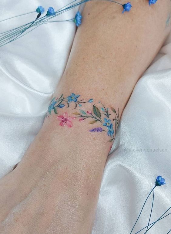 Tatouage Bracelet Fleurs Bleue Et Rouge