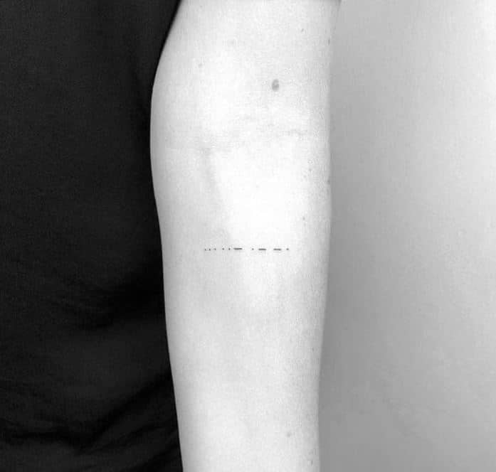 Tatouage Date D'anniversaire En Morse Sur L'avant Bras