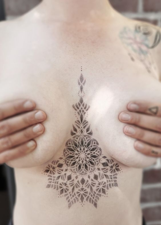 Tatouage Mandala Et Feuilles Dotwork Sur Le Sternum