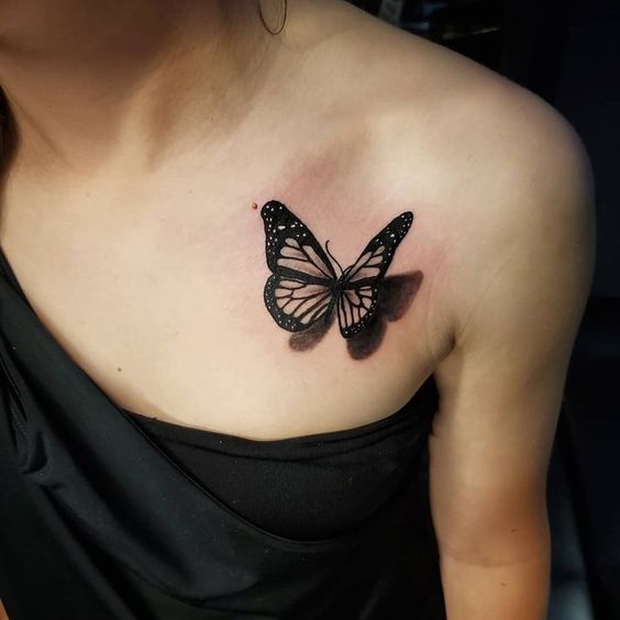 Tatouage Papillons 3d En Noir Et Gris Sur La Clavicule