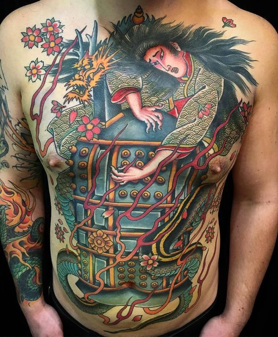 Tatouage Geisha Et Dragon Sur Le Ventre