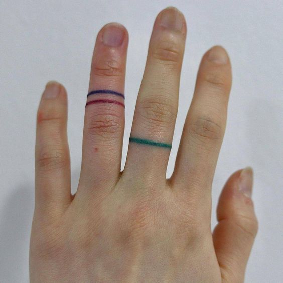 Tatouage Lignes Fines En Couleur Sur Le Doigt