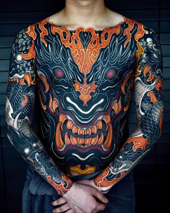 Tatouage Tête De Dragon Noir Et Flames Sur Le Ventre