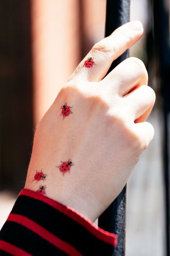 Tatouage Coccinelle Rouge Sur Le Doigt