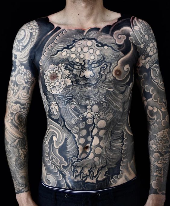 Tatouage Tigre Et Fleurs En Noir Et Gris Sur Le Ventre
