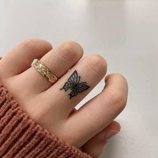 Tatouage Papillon à L'encre Noire Sur Le Doigt