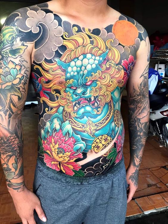 Tatouage Tigre Bleu Et Fleurs Rouges Sur Le Ventre