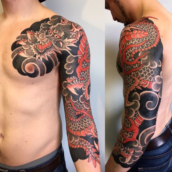 Tatouage Dragon Noir Et Rouge Sur Le Bras