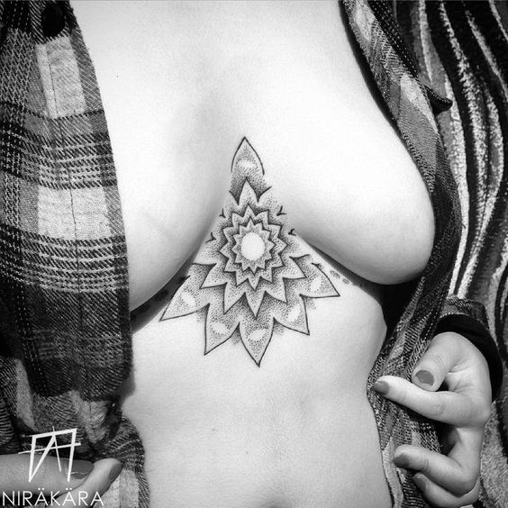Tatouage Fleur Mandala Dotwork Sur Le Sternum