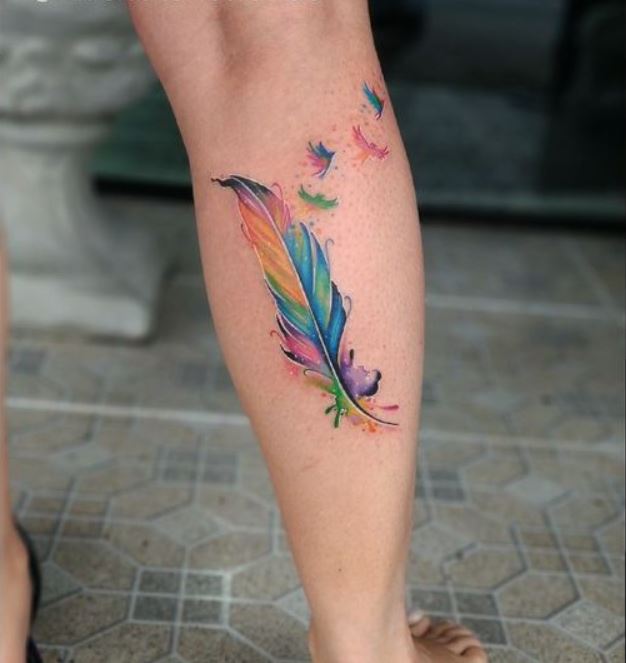 Tatouage Plume En Aquarelle Sur Le Mollet