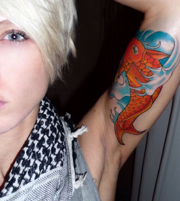 Tatouage Poisson Orange Et Eau Bleue Sur Les Bras