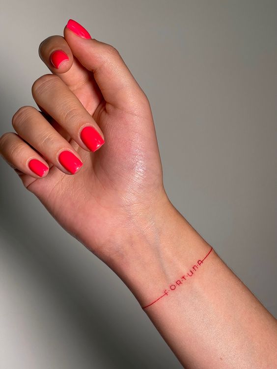 Tatouage Bracelet à L'encre Rouge Avec Prénom