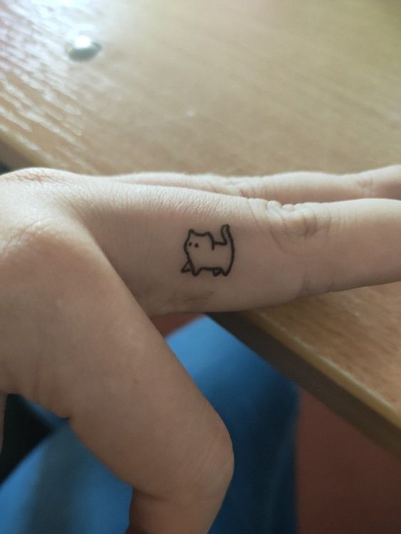 Tatouage Chat Minimaliste Sur Le Doigt