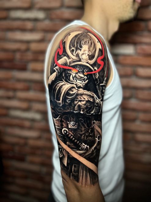 Tatouage Samouraï En Noir Et Gris Sur Le Bras