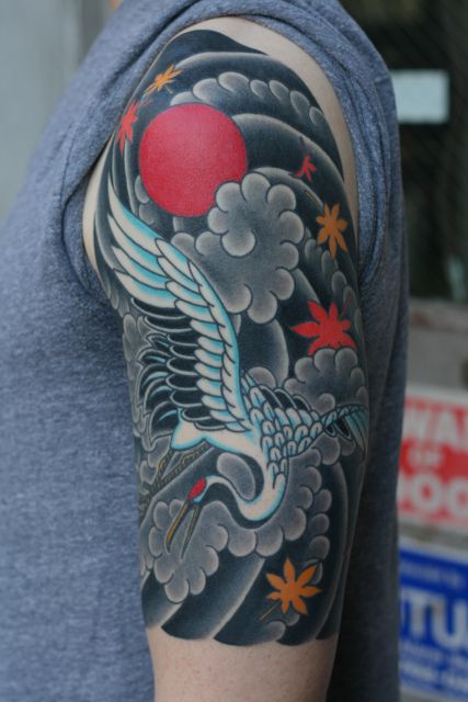 Tatouage Grue Et Nuages Grises Sur Le Bras
