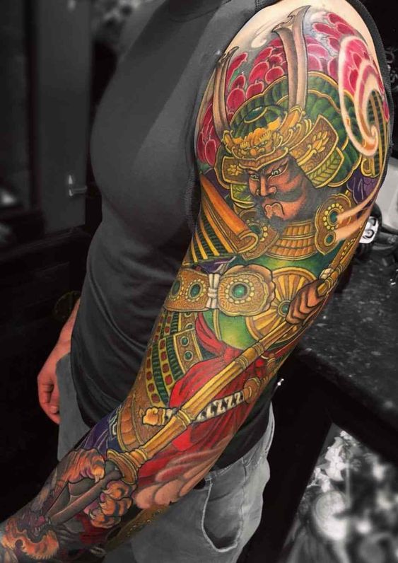 Tatouage Samouraï Coloré Sur Le Bras