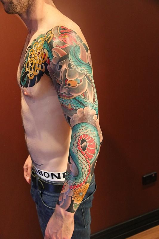 Tatouage Démon Mordant Un Serpent Sur Le Bras