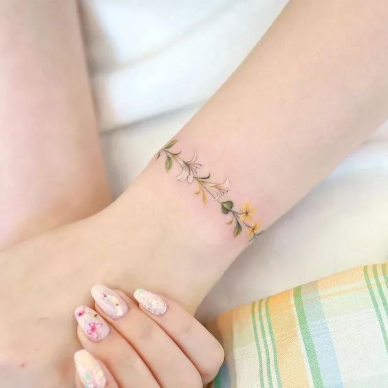 Tatouage Bracelet Fleurs De Lys Jaune