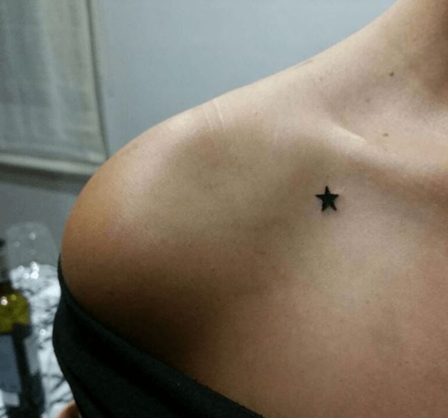 Tatouage étoile Noire Discrète Sur La Clavicule