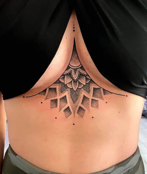 Tatouage Mandala Dotwork Sur Le Sternum