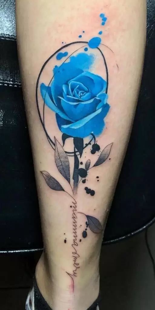 Tatouage Rose En Aquarelle Bleue Et Signature Sur Le Mollet