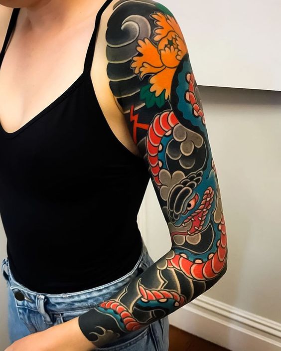 Tatouage Serpent Bleu Et Rouge Avec Fond Noir Sur Les Bras