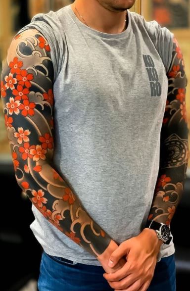 Tatouage Fleurs De Cerisier Et Vagues Grises Sur Le Bras